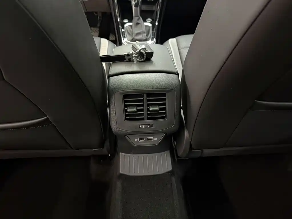 Volkswagen T-Roc 2023 — фото 16