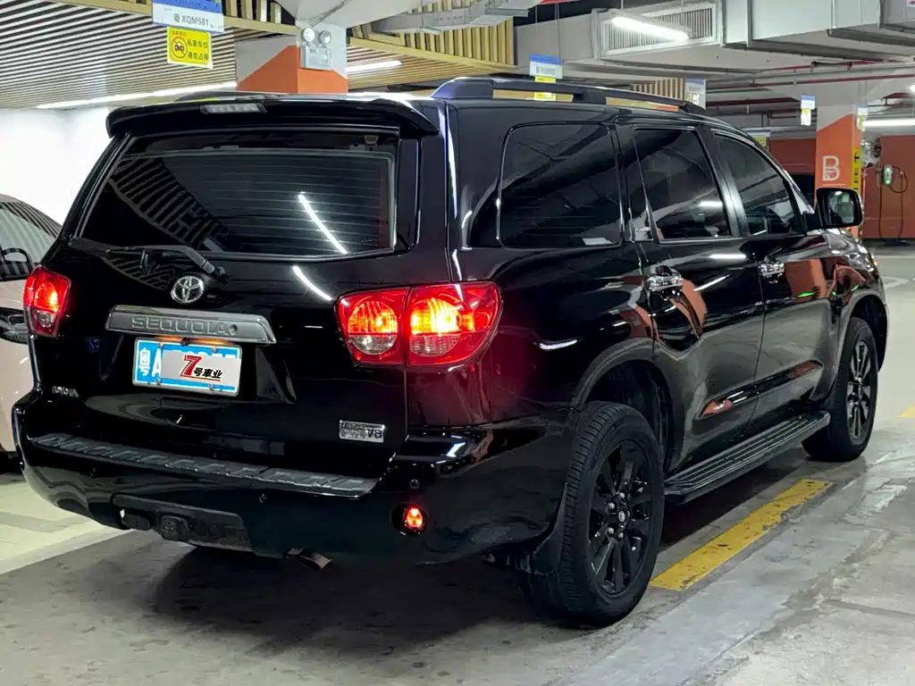 Toyota Sequoia 2011 — фото 9
