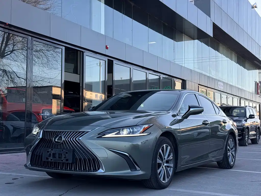 Lexus ES 2021 — фото 1