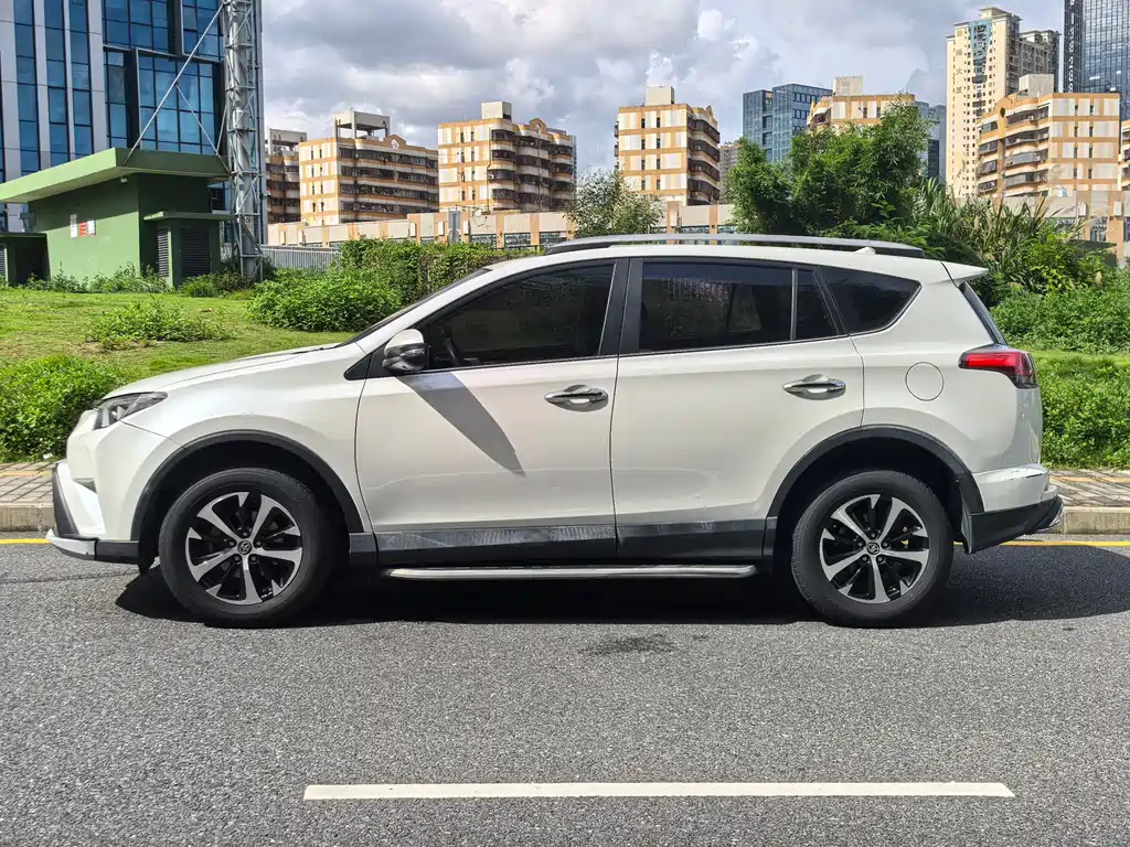 Toyota RAV4 2017 — фото 17