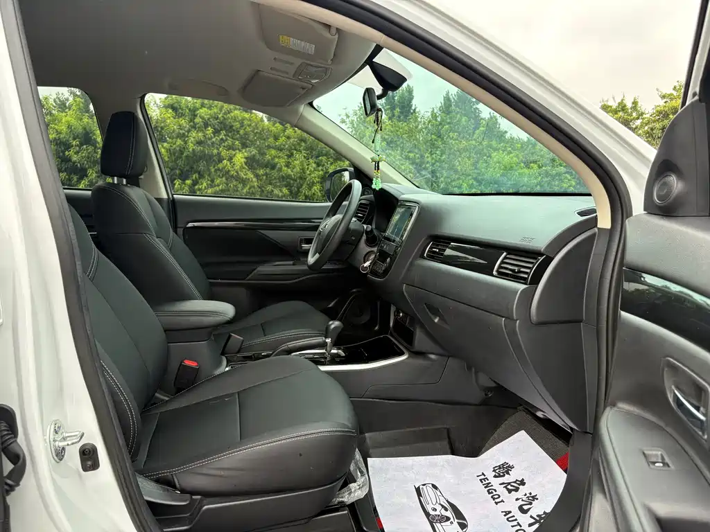 Mitsubishi Outlander 2023 — фото 15