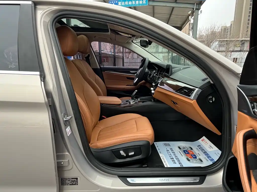BMW 5 Series 2018 — фото 15