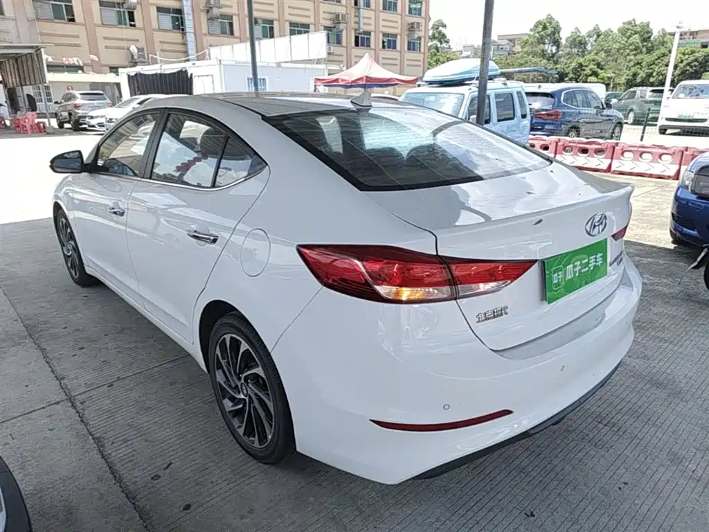 Hyundai Elantra 2019 — фото 5