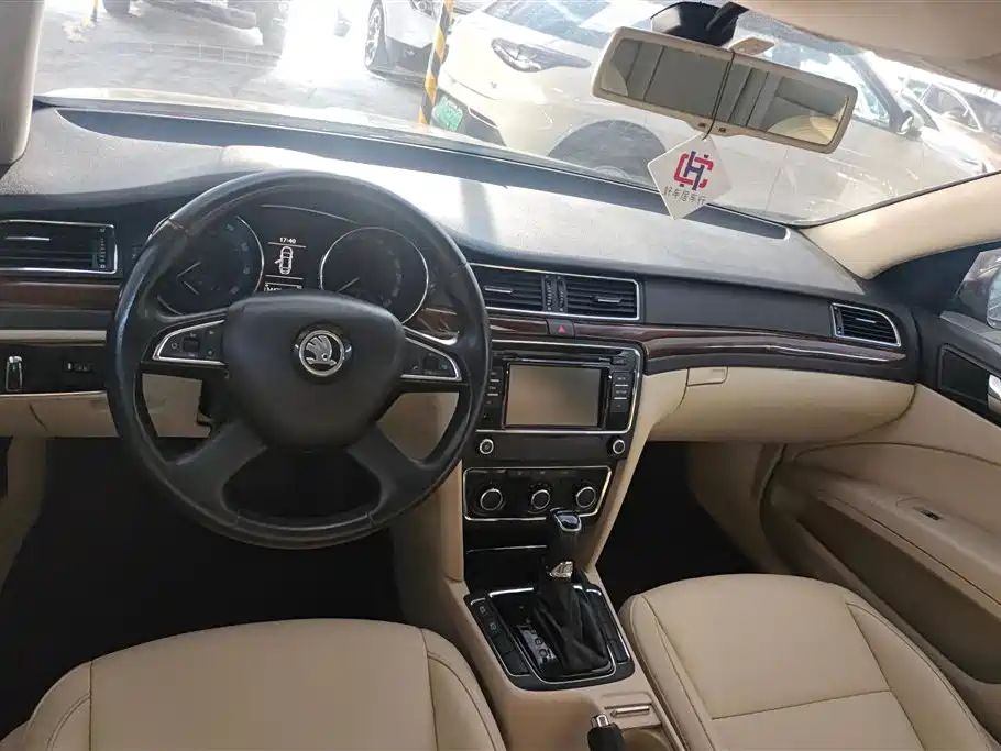 Skoda Superb 2015 — фото 12