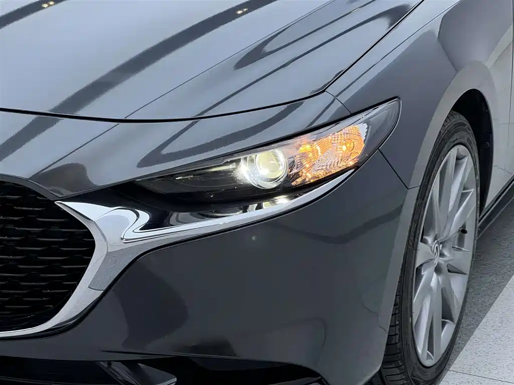 Mazda 3 Axela 2022 — фото 4