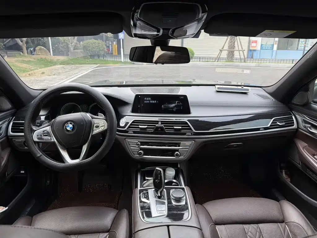 BMW 7 Series 2017 — фото 9