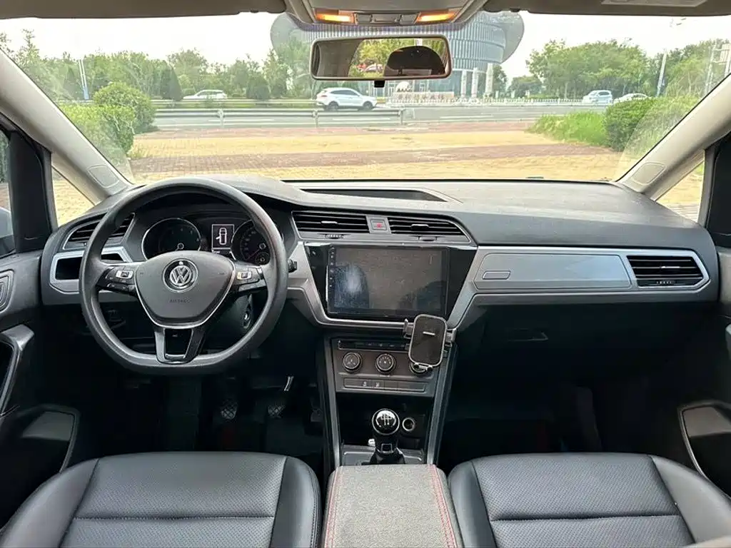 Volkswagen Touran 2017 — фото 9