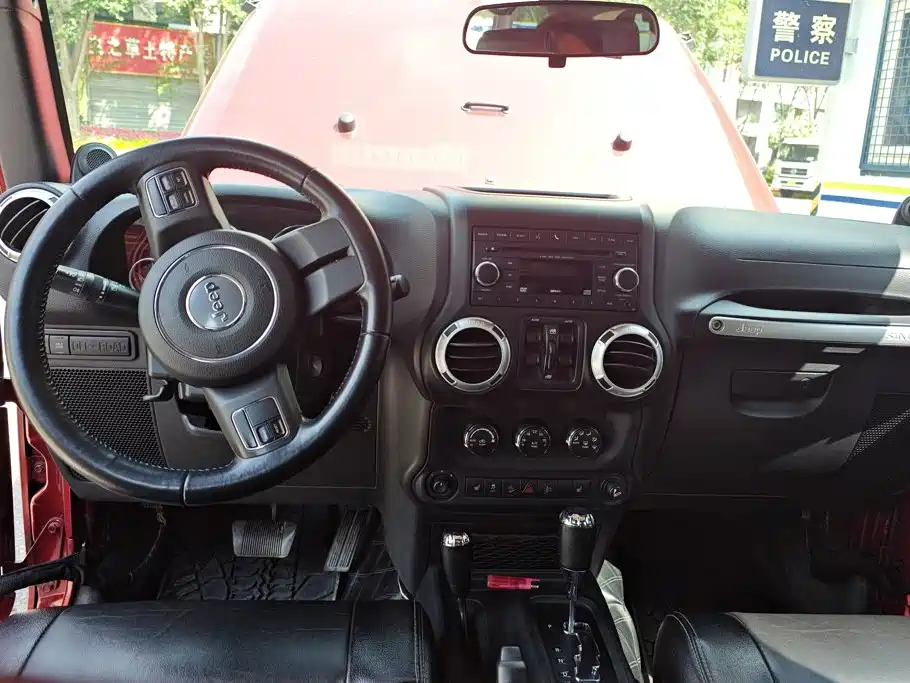 Jeep Wrangler 2012 — фото 12