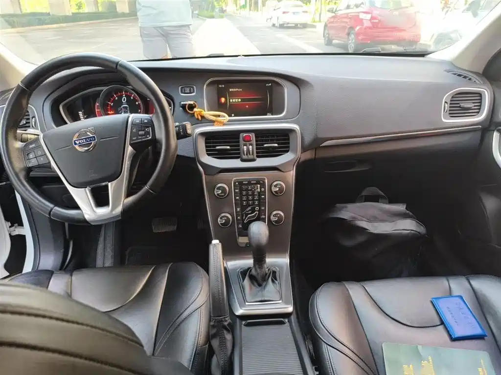 Volvo V40 2016 — фото 10