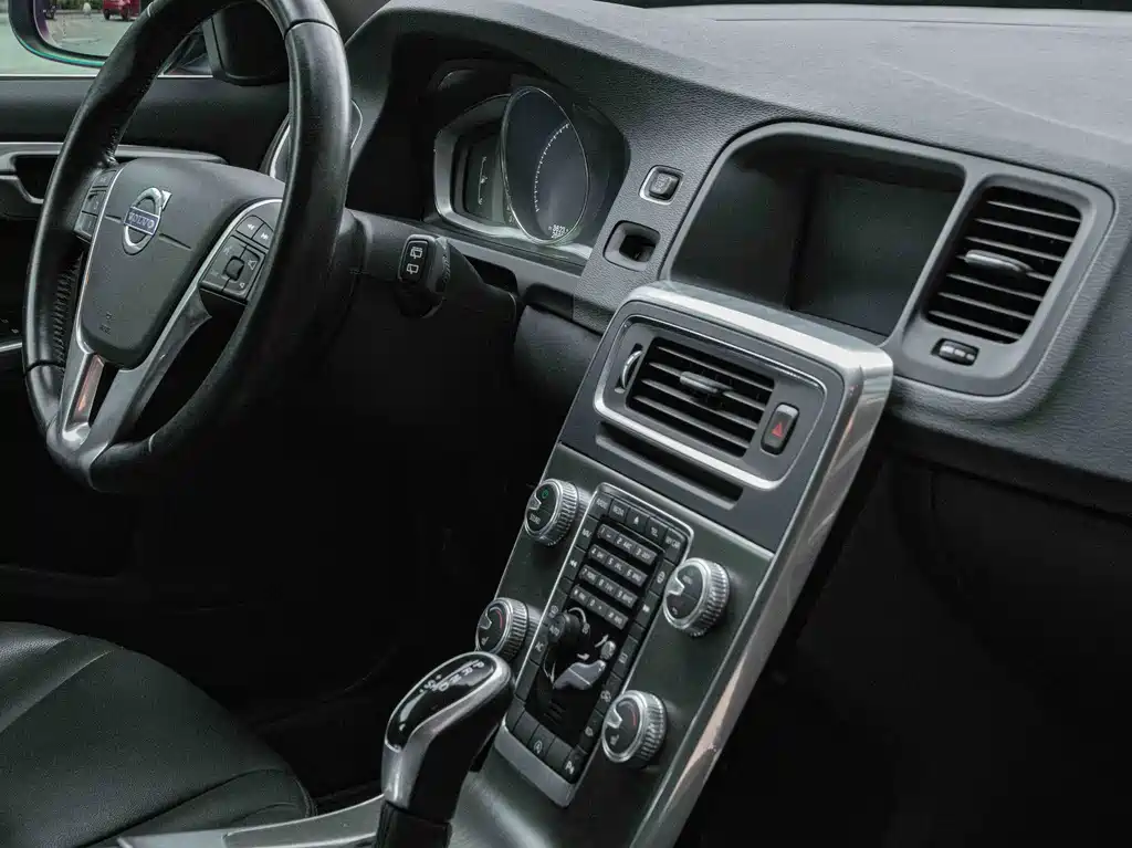 Volvo V60 2016 — фото 17
