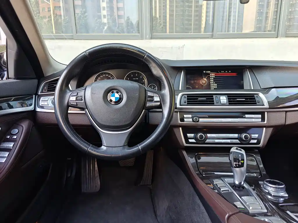 BMW 5 Series 2015 — фото 16