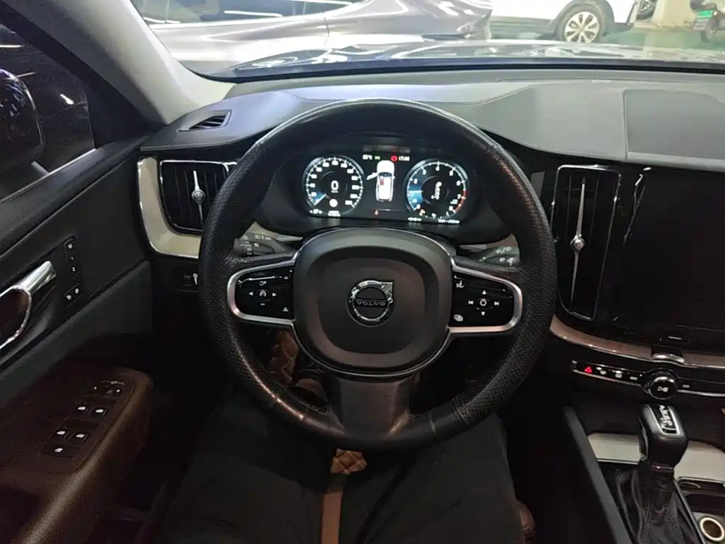 Volvo XC60 2018 — фото 11