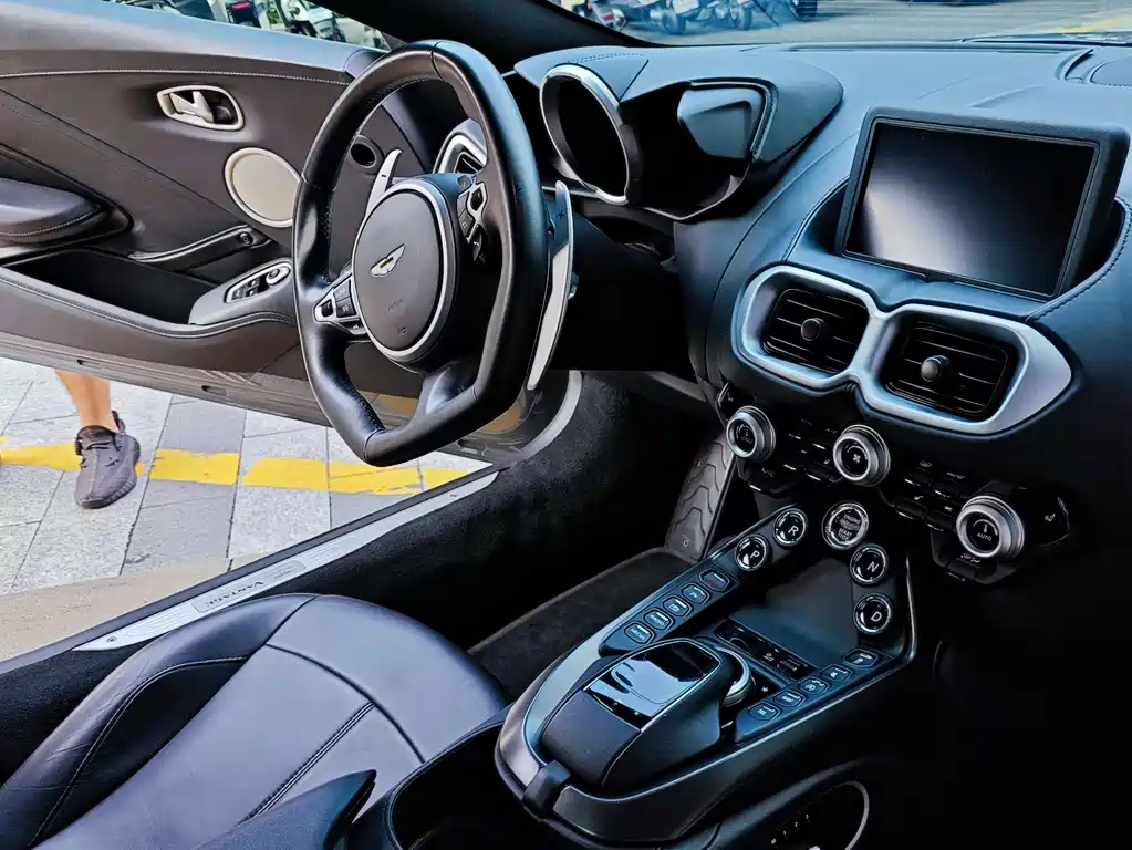 Aston Martin V8 Vantage 2022 — фото 12