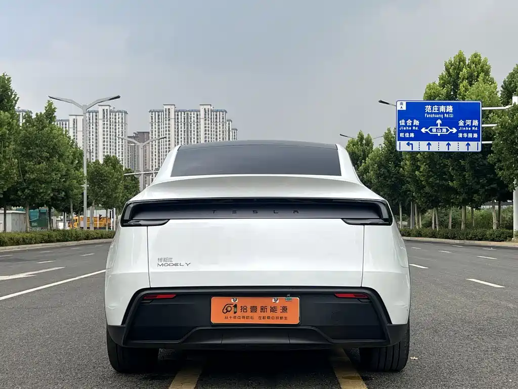 Tesla Model Y 2026 — фото 13