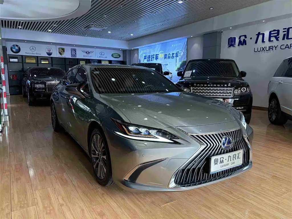Lexus ES 2021 — фото 1
