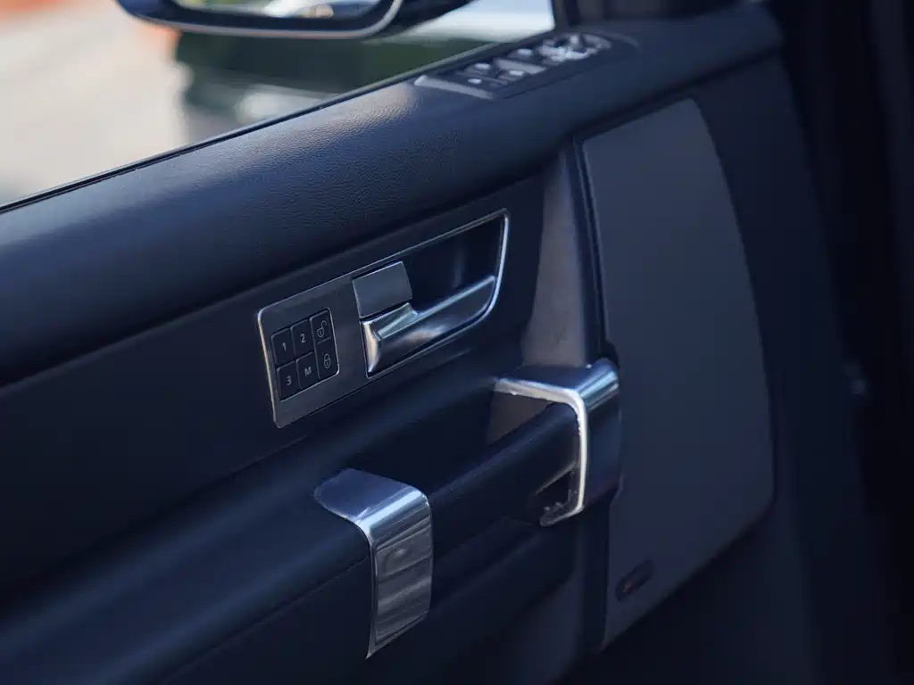 Land Rover Discovery 2016 — фото 12