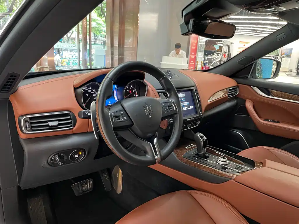 Maserati Levante 2017 — фото 11