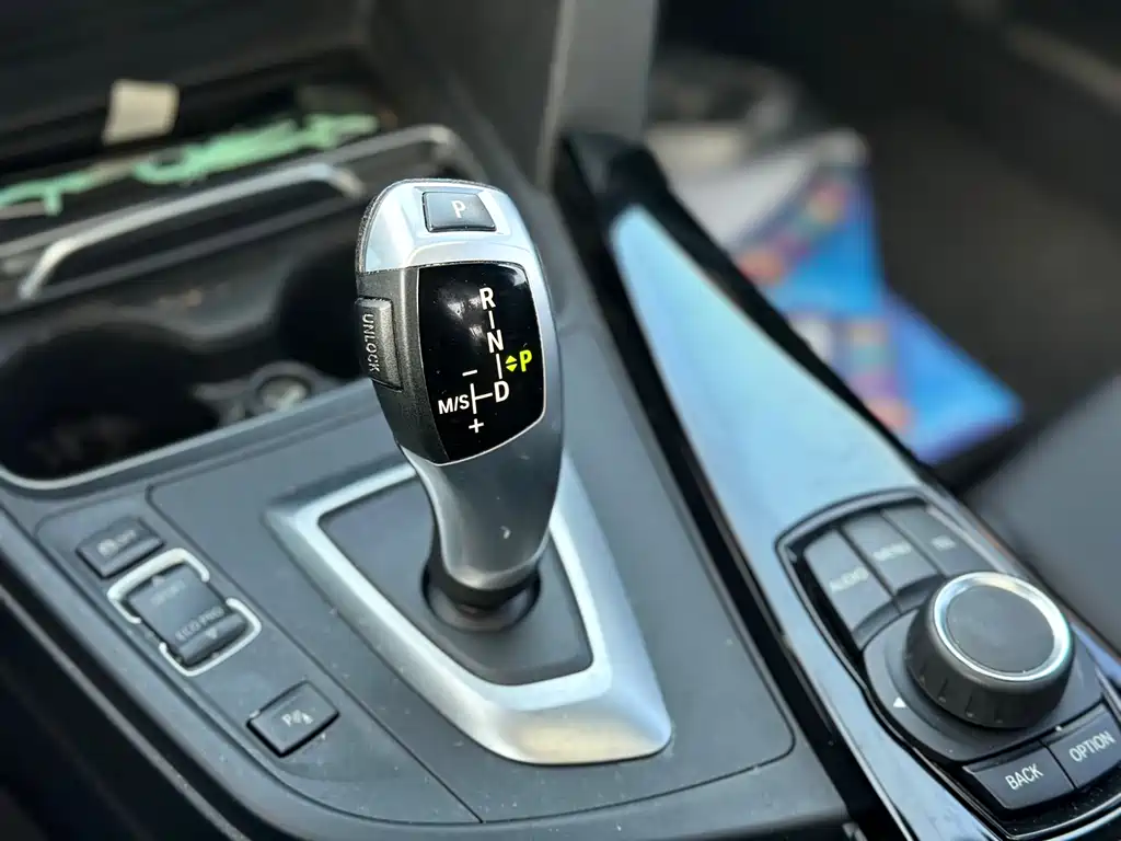 BMW 3 Series 2017 — фото 11