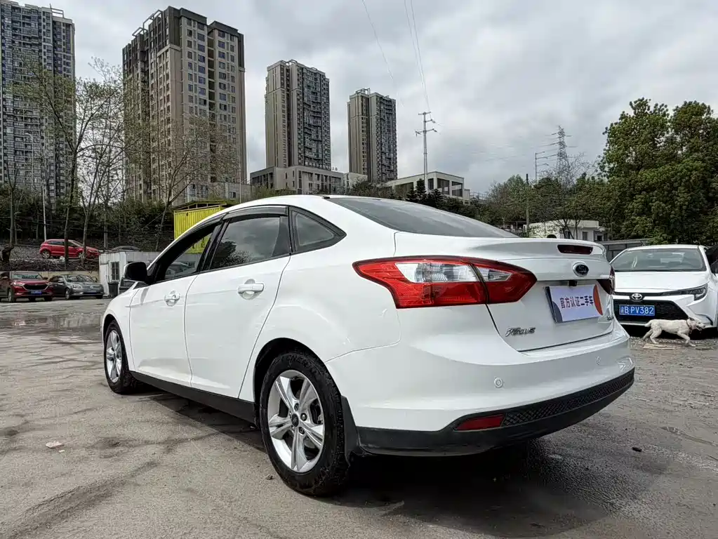 Ford Focus 2013 — фото 16