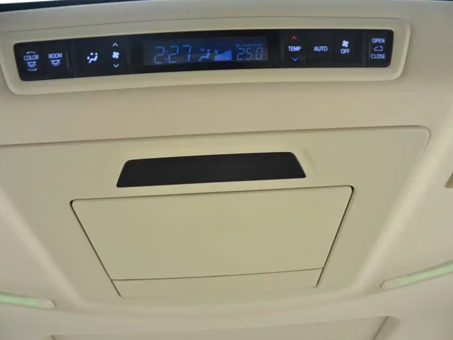 Toyota Vellfire 2023 — фото 12