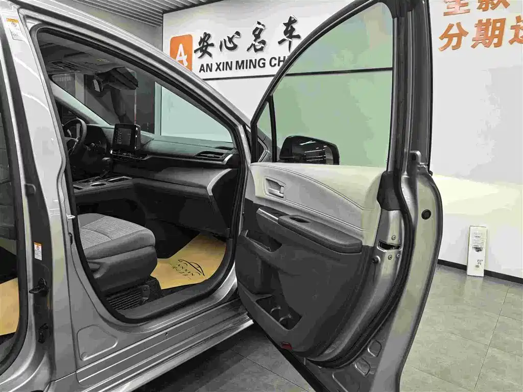 Toyota Sienna 2022 — фото 19