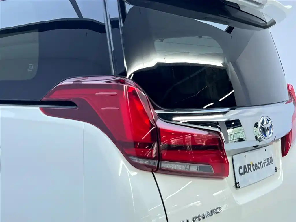 Toyota Alphard 2022 — фото 11