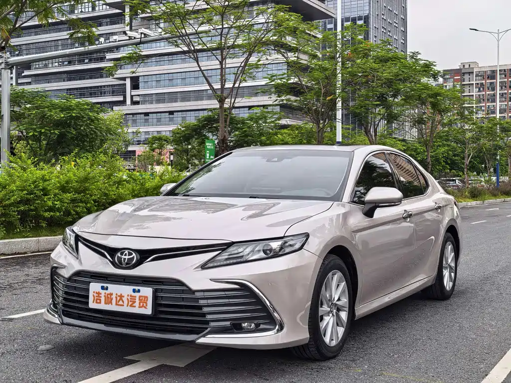 Toyota Camry 2022 — фото 1
