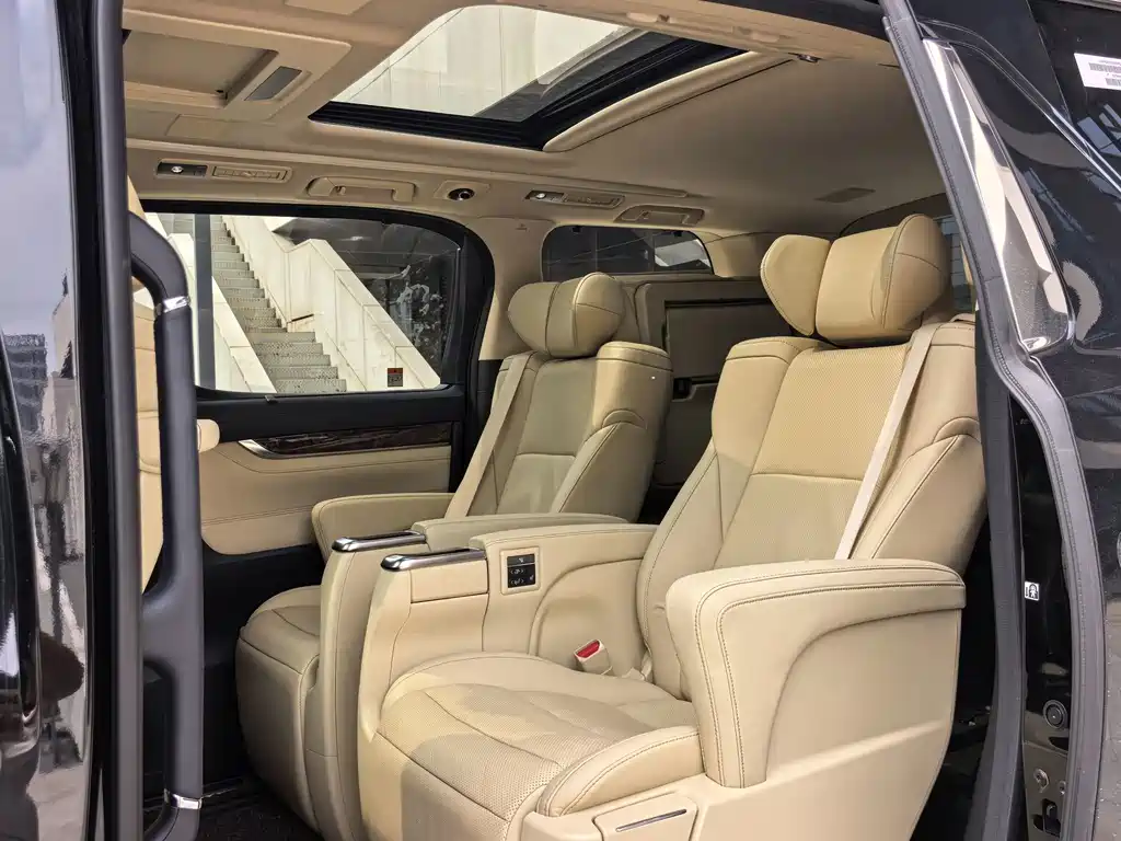 Toyota Alphard 2023 — фото 7