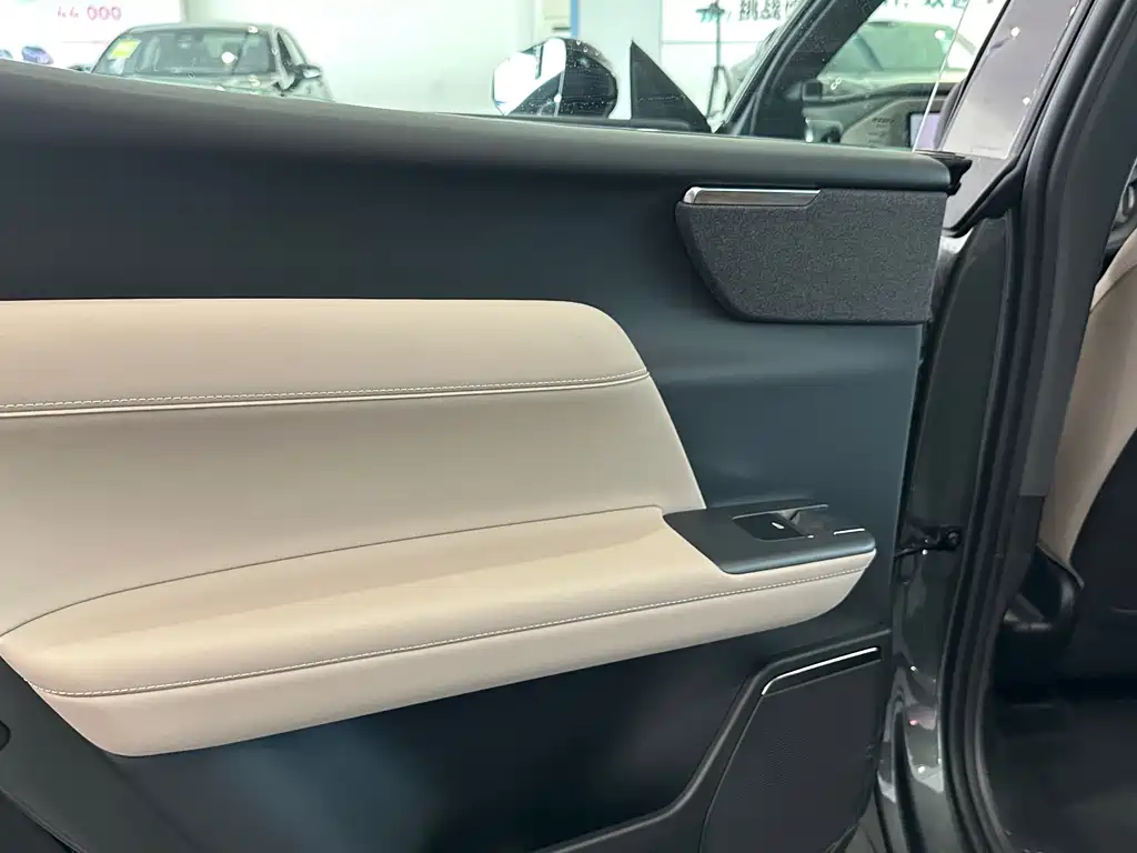 Volvo XC70 PHEV 2025 — фото 12