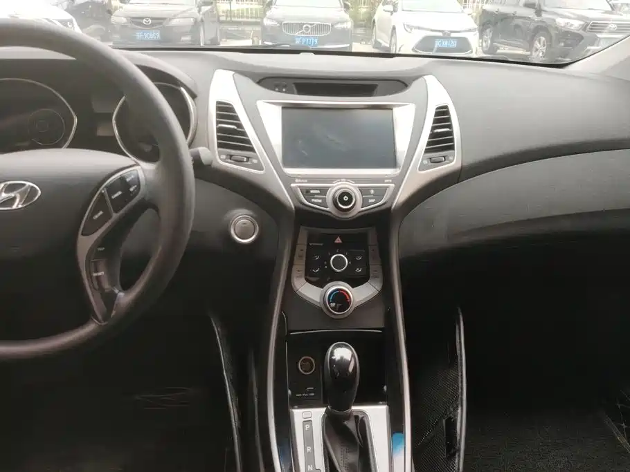 Hyundai Elantra 2016 — фото 13