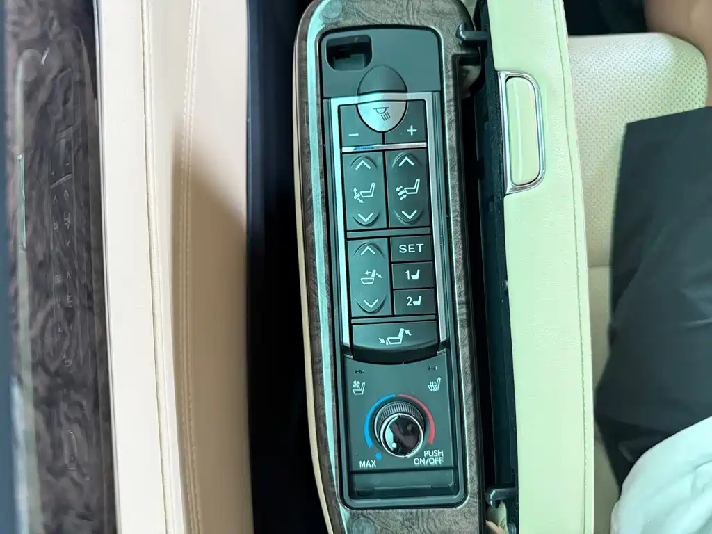 Toyota Alphard 2022 — фото 18