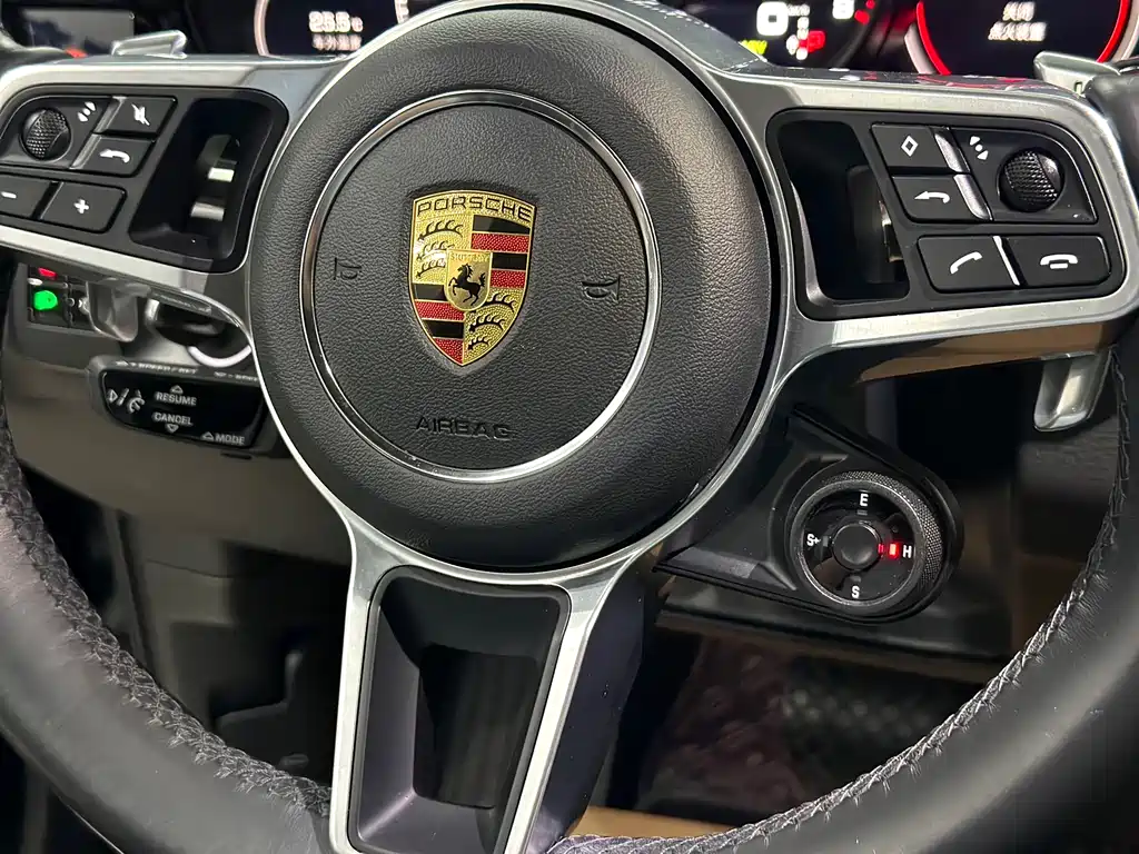 Porsche Cayenne Hybrid 2021 — фото 23