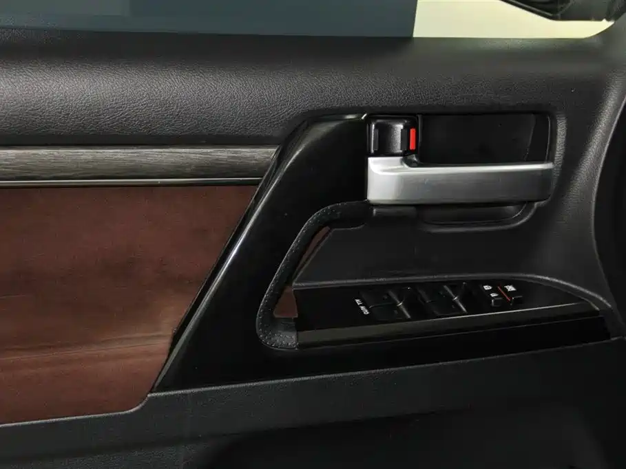 Toyota Land Cruiser 2020 — фото 21