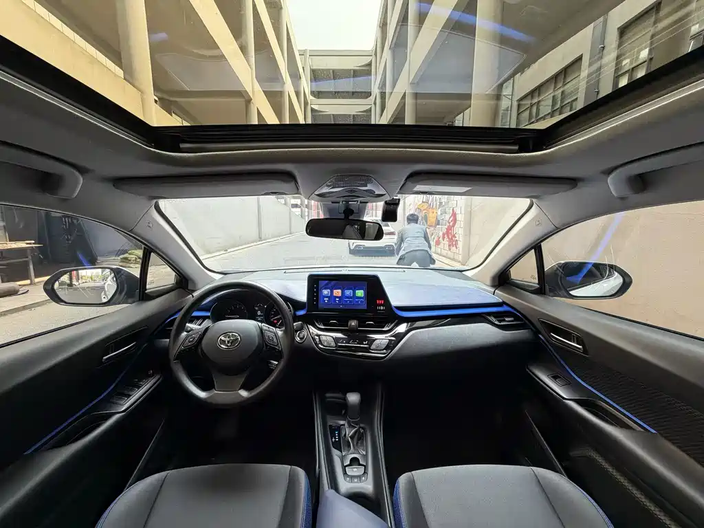 Toyota C-HR 2023 — фото 9