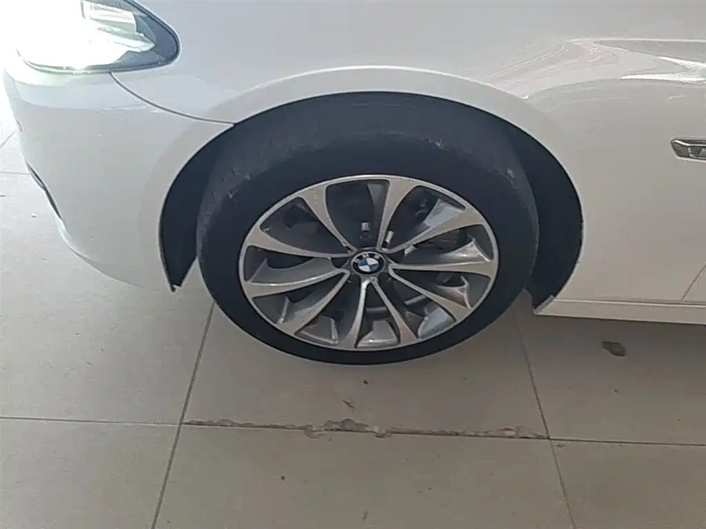 BMW 5 Series 2015 — фото 23