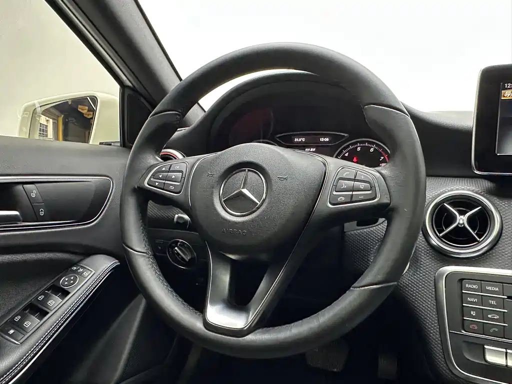 Mercedes-Benz A-Class 2018 — фото 10