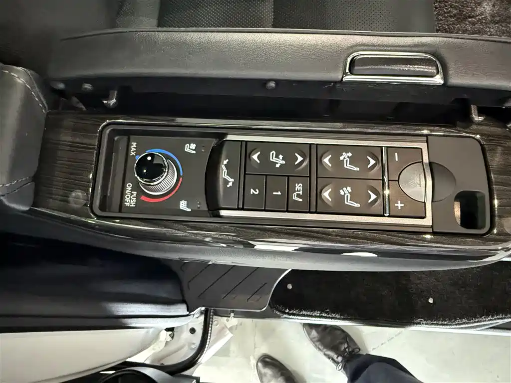 Lexus LM 2020 — фото 17
