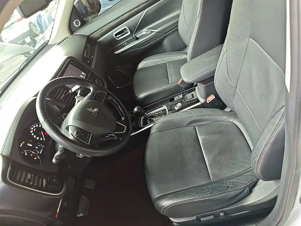 Mitsubishi Outlander 2018 — фото 15