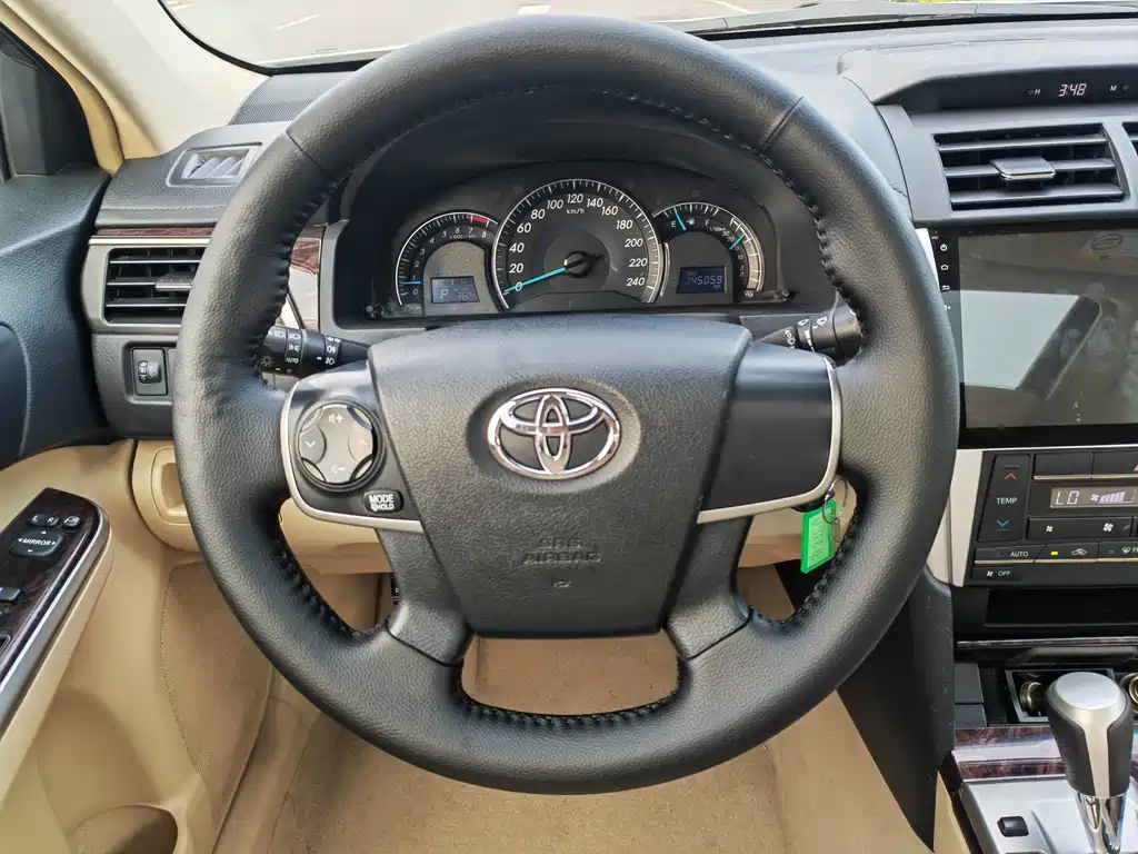 Toyota Camry 2015 — фото 12