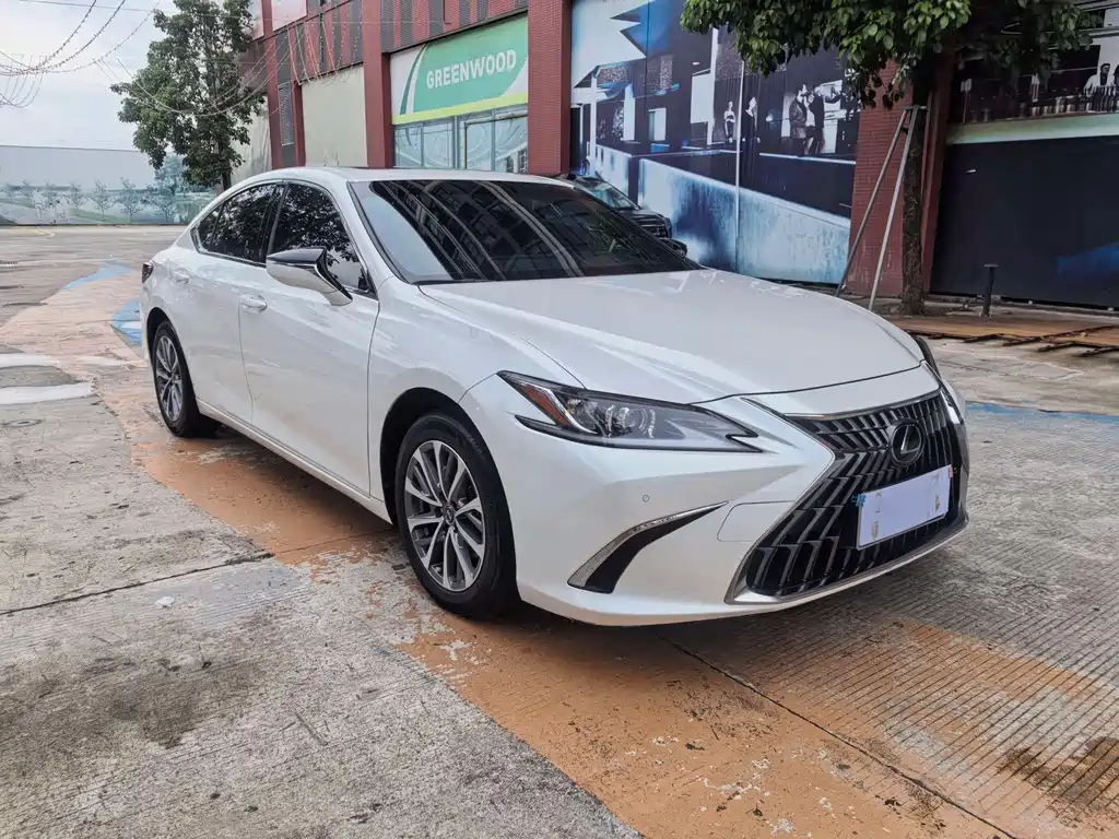 Lexus ES 2022