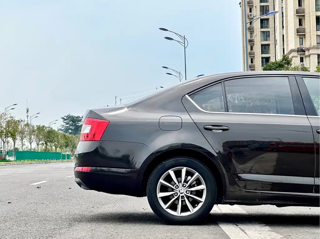 Skoda Octavia 2017 — фото 11