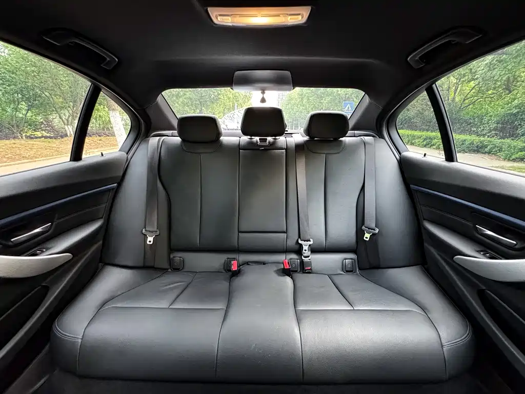 BMW 3 Series 2018 — фото 19