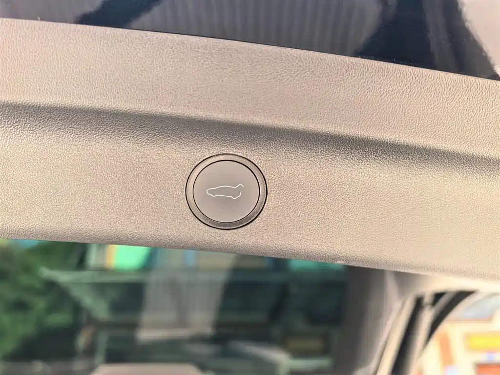 Tesla Model Y 2024 — фото 17