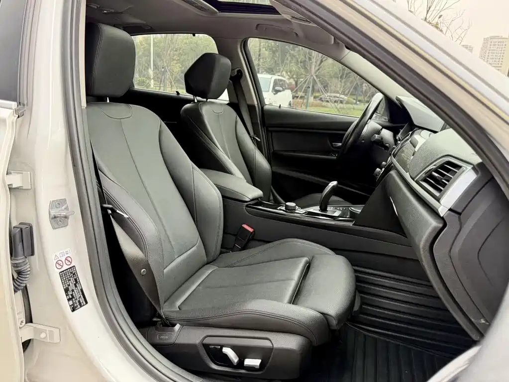 BMW 3 Series 2018 — фото 11