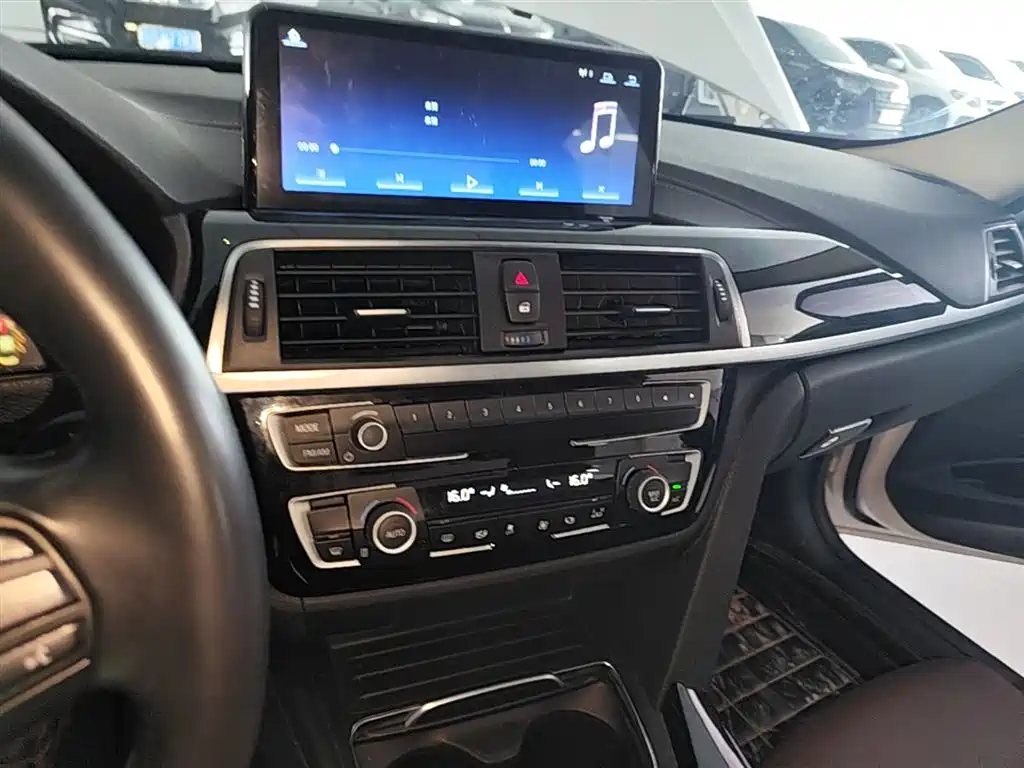 BMW 3 Series 2017 — фото 13