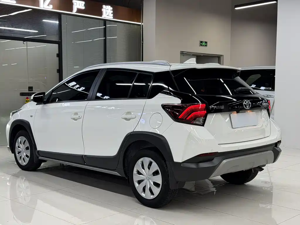 Toyota Yaris L 2022 — фото 19