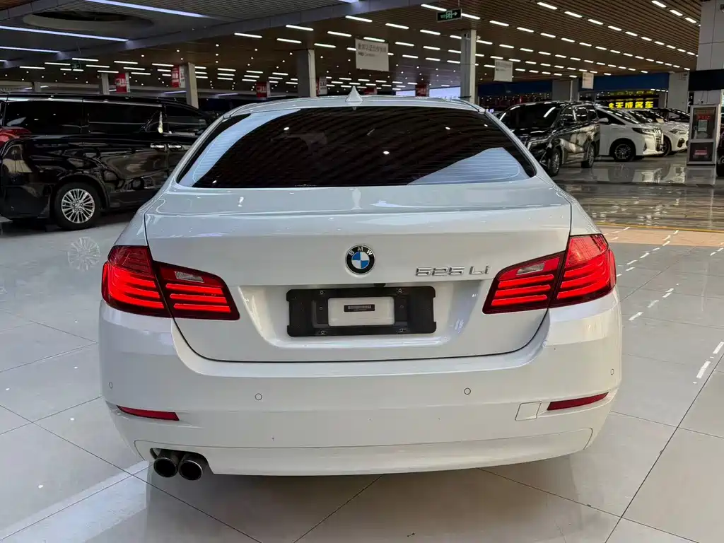 BMW 5 Series 2015 — фото 10