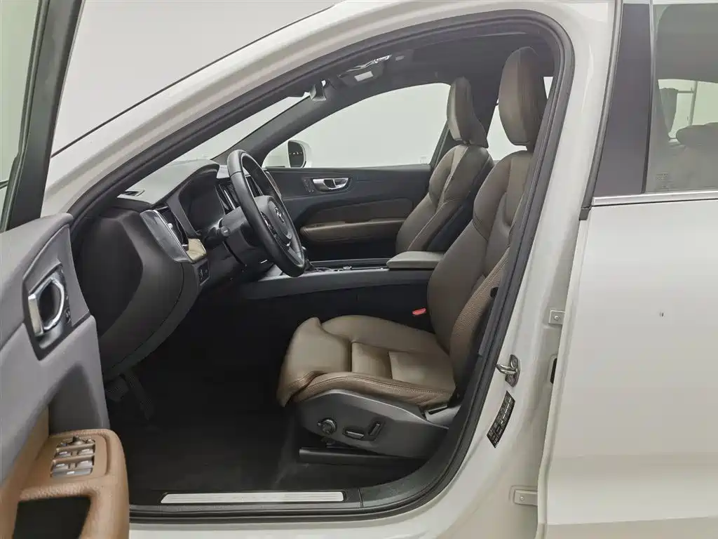 Volvo XC60 2020 — фото 10