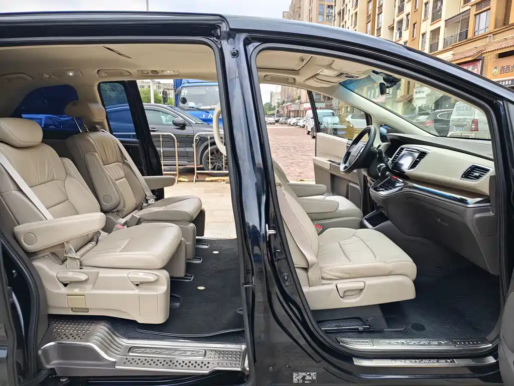 Honda Odyssey 2017 — фото 13