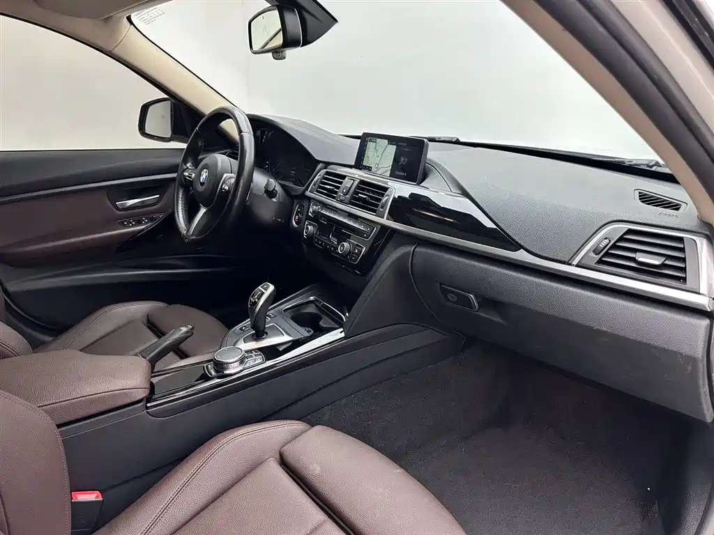 BMW 3 Series 2018 — фото 11
